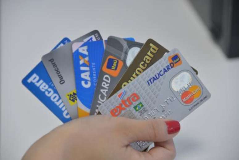 Foram realizadas 5,9 bilhões de operações com cartões de crédito e 6,8 bilhões com cartões de débito, o que representa um aumento, em relação ao ano anterior, de 6% e de 5%, respectivamente.