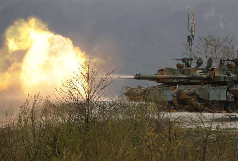 Tanque K-2 da Coreia do Sul participam de exercício de fogo real com os Estados Unidos