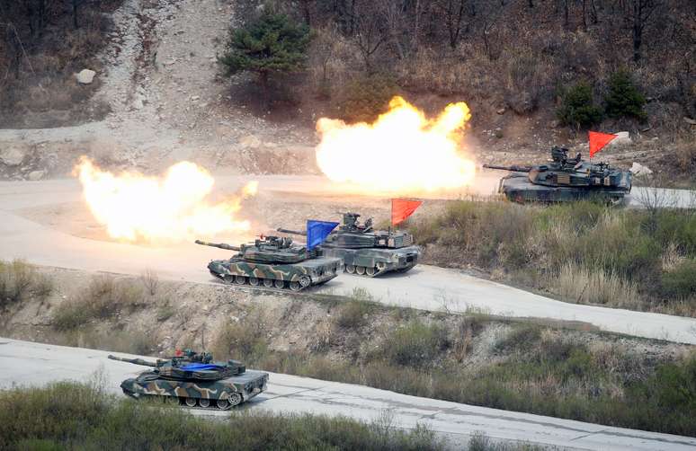 Tanques de guerra da Coreia do Sul e dos Estados Unidos participam de exercício de fogo real