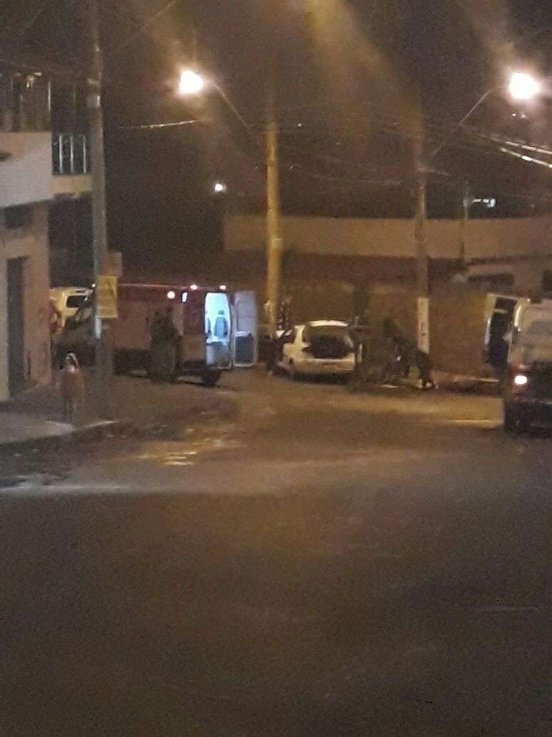 Carro acerta o poste ao tentar entrar no &#034;portal tridimensional&#034;