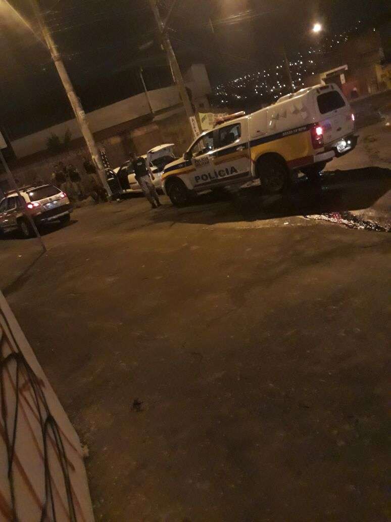 Ocupantes do ve&iacute;culo sendo socorridos pelas equipes de resgate e da pol&iacute;cia