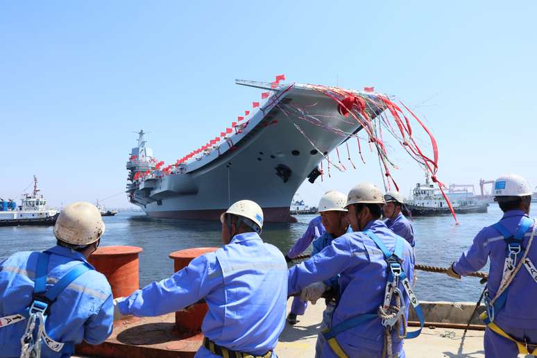 China lançou ao mar hoje seu primeiro porta-aviões fabricado no país