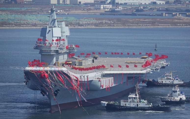 China lançou ao mar hoje seu primeiro porta-aviões fabricado no país