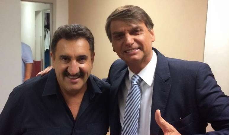 Ratinho ganha audiência e status ao entrevistar políticos polêmicos como Jair Bolsonaro.