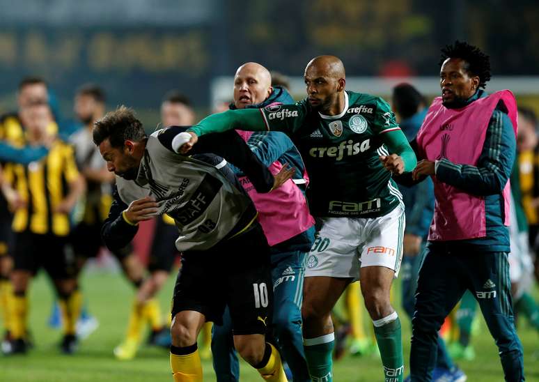 Felipe Melo e Matias Myer brigam em campo