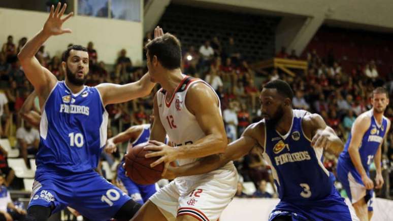 Flamengo não resistiu ao Pinheiros no Ginásio do Tijuca (Foto: Staff Images)