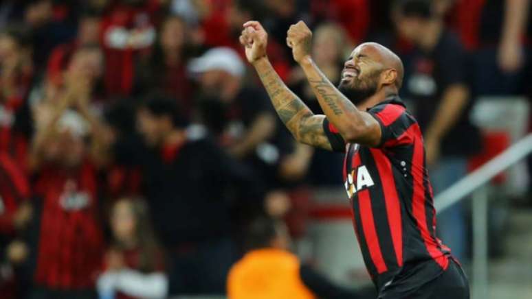 Thiago Heleno, sem querer, marcou o primeiro gol do Atlético-PR na Arena. (AFP)