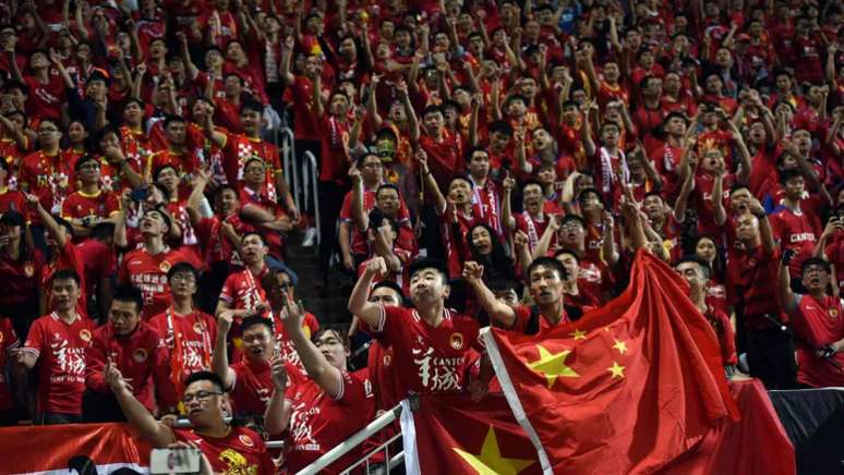 Torcedores protestaram também com bandeiras da China (Foto: AFP)