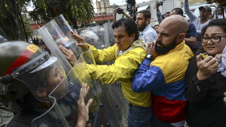 Protestos, muitos deles com enfrentamentos violentos, se transformaram em rotina na Venezuela