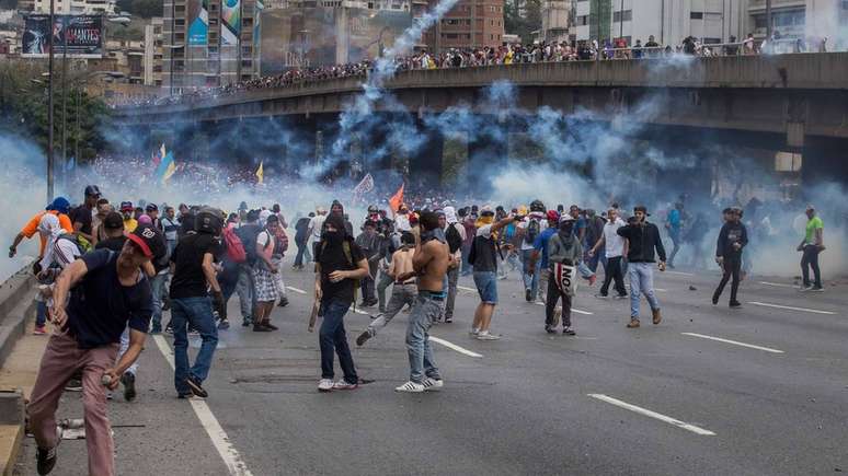 Uma decisão do TSJ, na qual a corte assumia as funções do Legislativo na Venezuela, desencadeou uma nova onda de manifestações