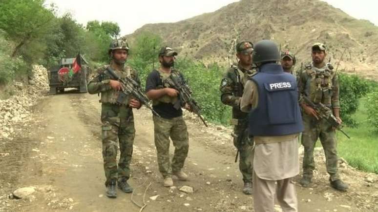 Forças afegãs com a equipe de reportagem da BBC
