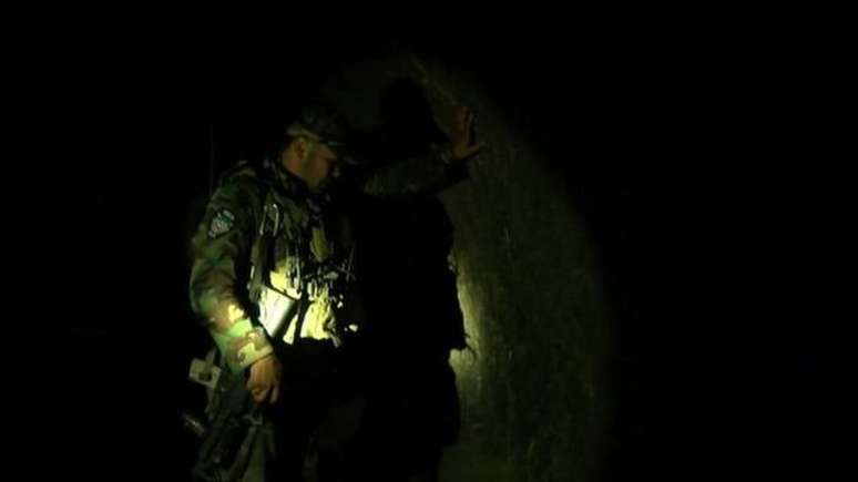 Soldado afegão mostra à BBC caverna usada por extremistas