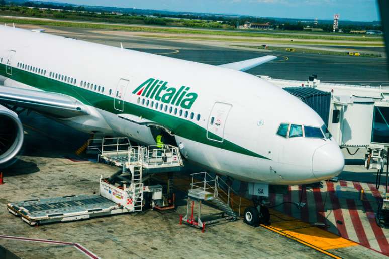 Avião da Alitalia antes da decolagem