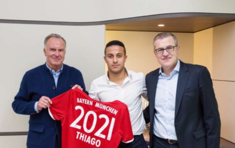 Thiago posa com dirigentes bávaros. Ele chegou ao clube em 2013 (Foto: Divulgação)