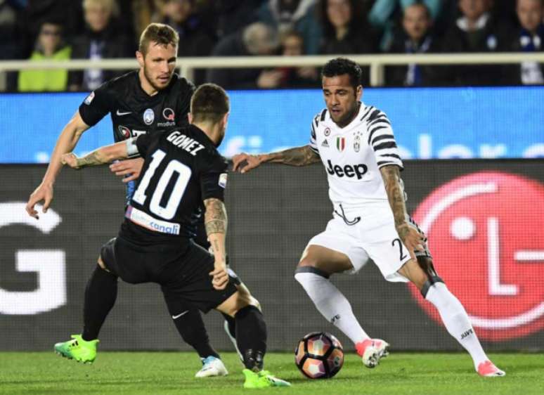 Daniel Alvez fez o segundo gol da Juventus nesta sexta-feira (Foto: Miguel Medina / AFP)