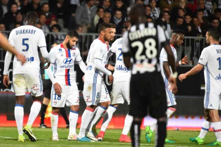 Fekir (18) fez o segundo gol do Lyon contra o Angers (Foto: Jean-Francois Monier / AFP)