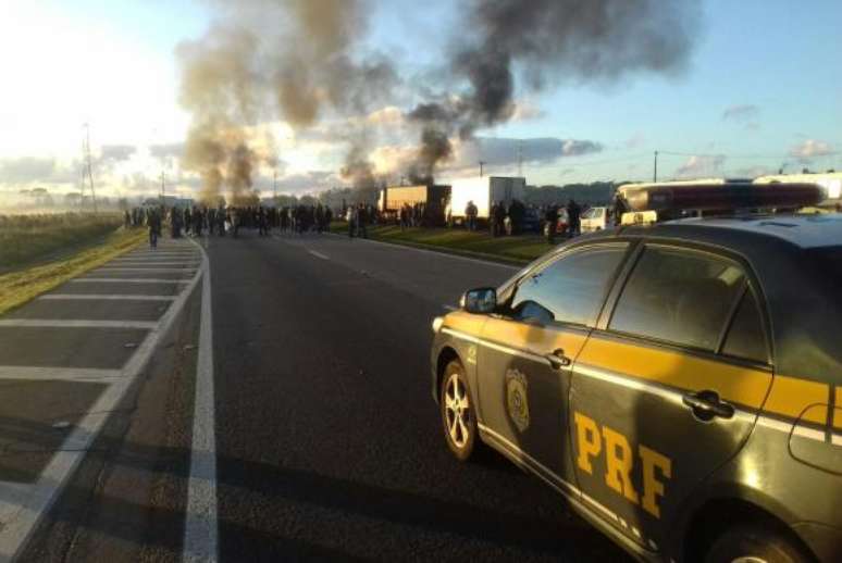 Manifestantes bloqueiam a BR-277, na altura do quilômetro 69, em São José dos Pinhais, no Paraná