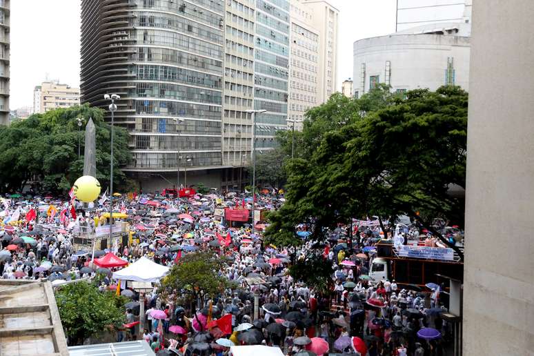 Manifestantes protestam em frente ao Pirulito da Praça 7, no Centro de Belo Horizonte (MG)