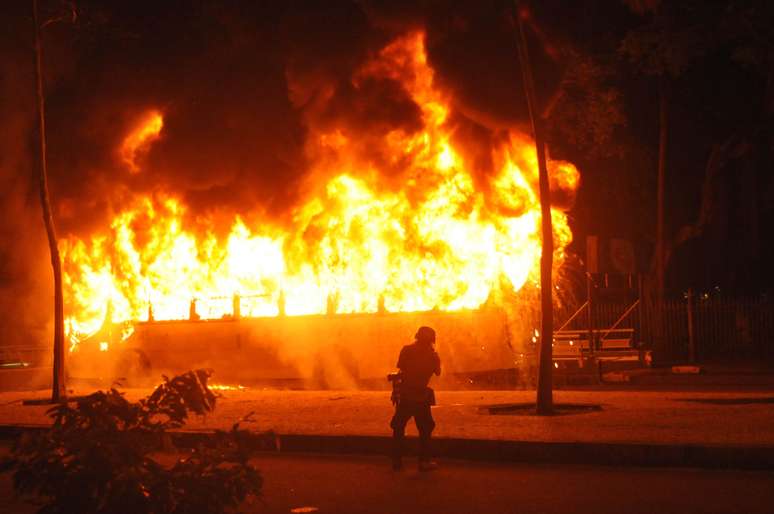 Ônibus incendiado no Rio