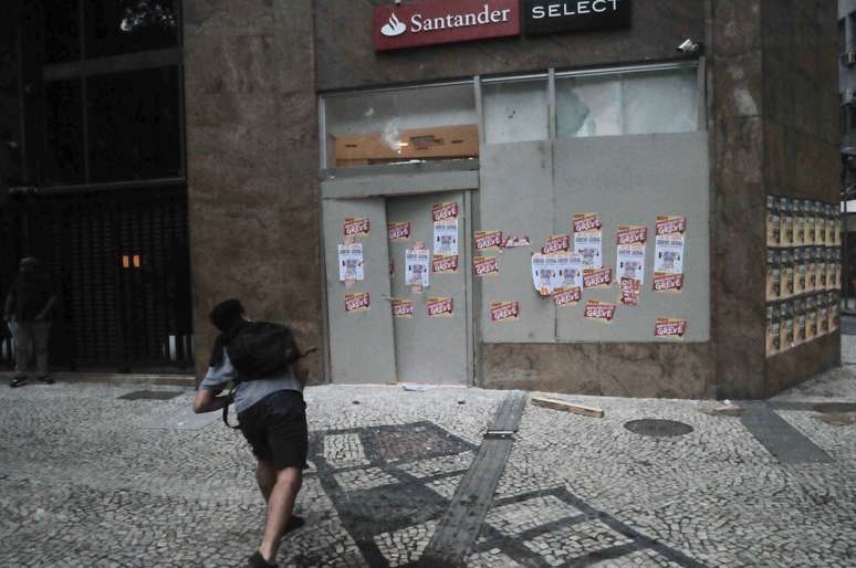 Manifestante atira pedra contra agência do Santander, no Rio