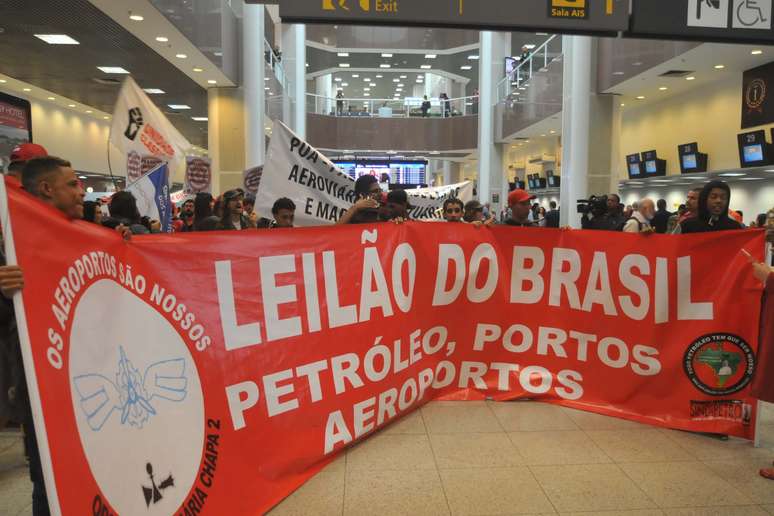 Protesto no Aeroporto Santos Dumont, no Rio de Janeiro (RJ), na manhã desta sexta-feira (28). O ato faz parte do movimento nacional intitulado “Greve Geral&#034; contra a reforma da Previdência e reforma trabalhista.