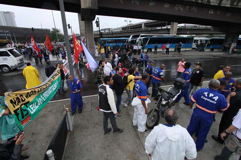 Protesto na Avenida Brasil, em frente a Rodoviária Novo Rio, no Rio de Janeiro (RJ), na manhã desta sexta-feira (28). O ato faz parte do movimento nacional intitulado “Greve Geral" contra a reforma da Previdência e reforma trabalhista.