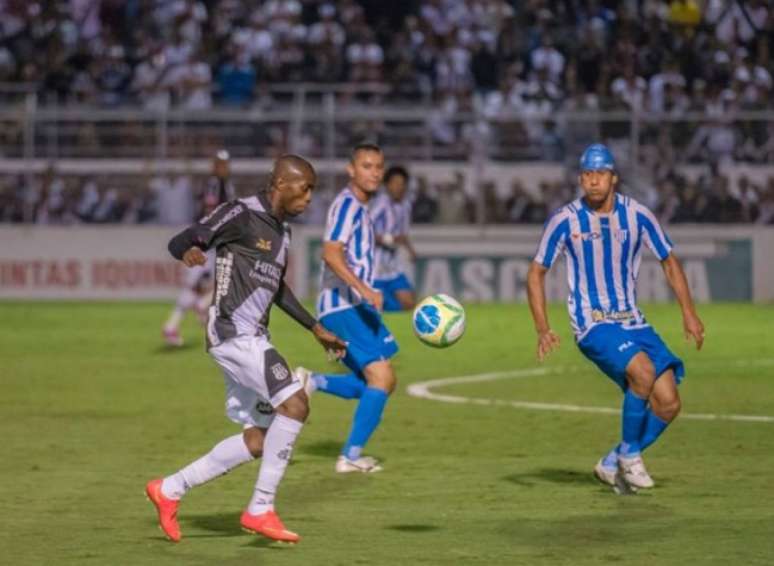 Jonathan Cafu em lance pela Ponte em 2014. Quem marca é Pablo, ex-Avaí, hoje no Corinthians (Foto: Divulgação)