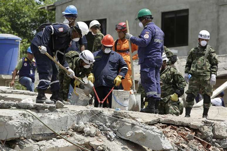 O número de feridos que já foram resgatados é 23, enquanto os 18 corpos dos operários que morreram foram retirados dos escombros, disse a prefeitura de Cartagena em comunicado.