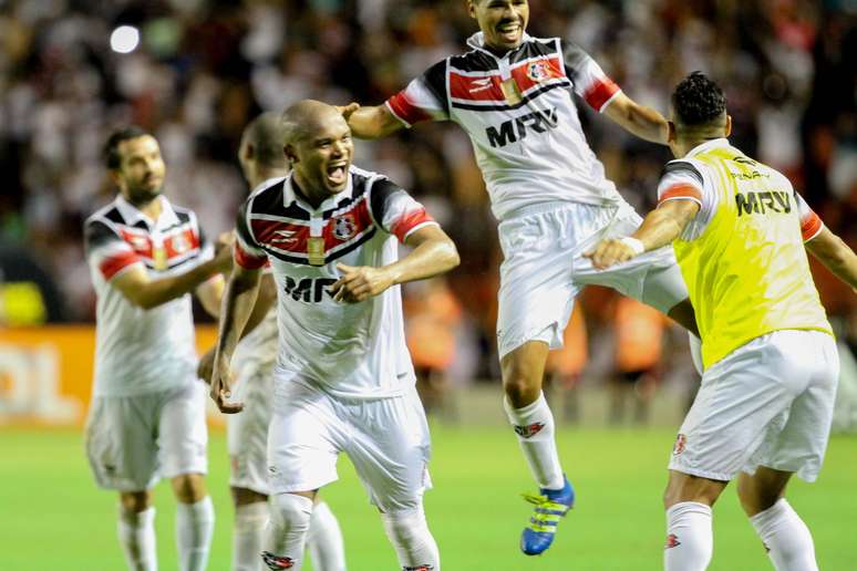 Jogadores comemoram gol de Halef Pit Bul 