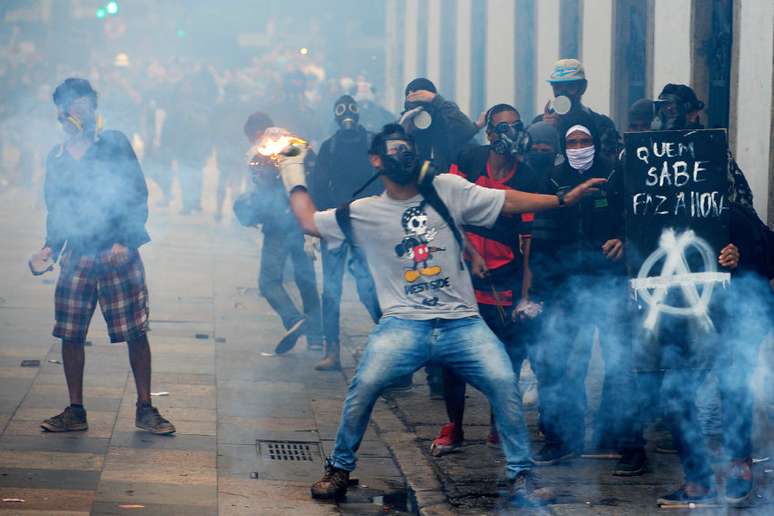 Polícia Militar e manifestantes entraram em confronto no centro do Rio durante protesto contra as reformas trabalhista e da Previdência
