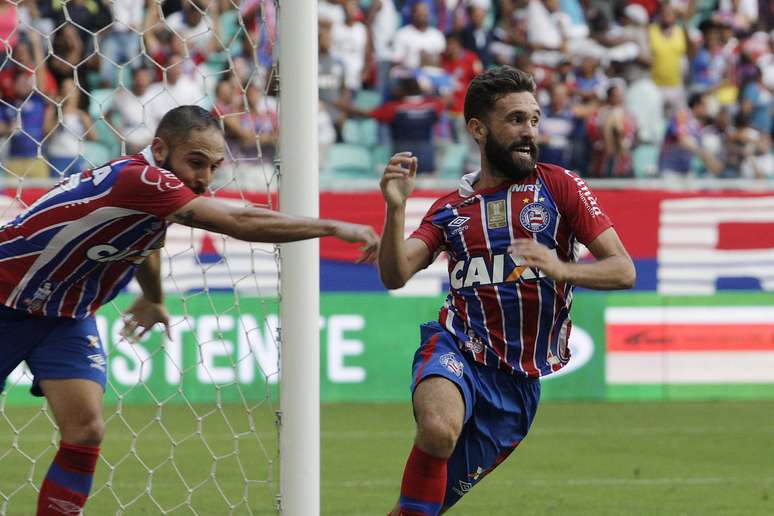 Jogadores do Bahia comemoram gol