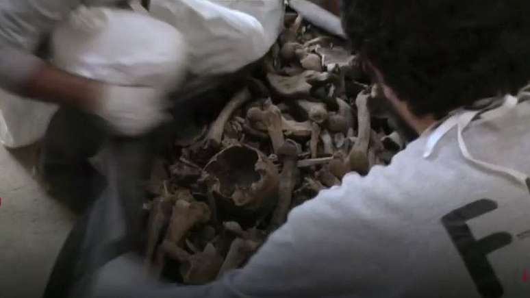 Em 1994, uma equipe encontrou ossos de 160 pessoas em um poço no vilarejo de Dos Erres