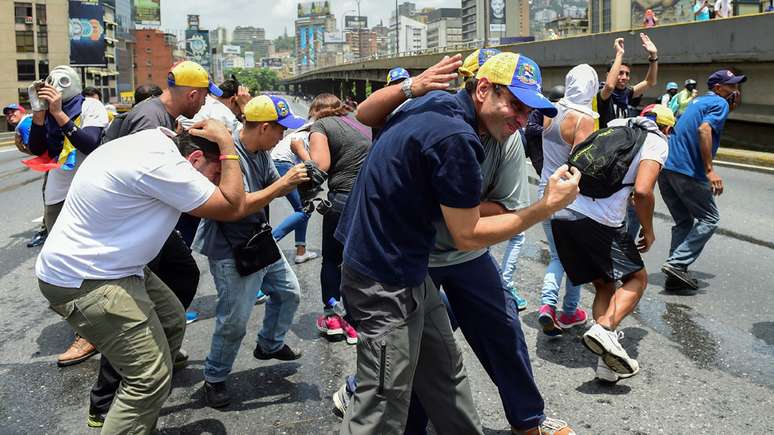 Líder oposicionista diz que protestos nas ruas colocam pressão sobre governo de Nicolás Maduro