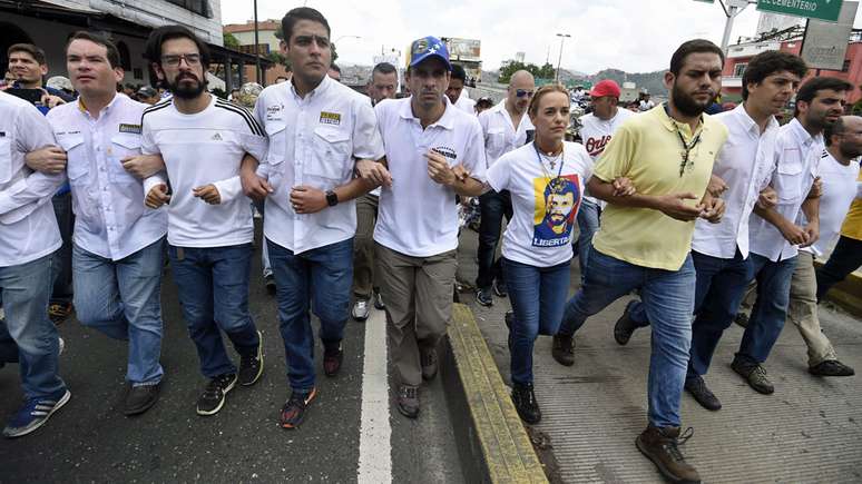 Líderes de oposição, com Capriles ao centro (de boné), dão demonstração de união em protesto na semana passada