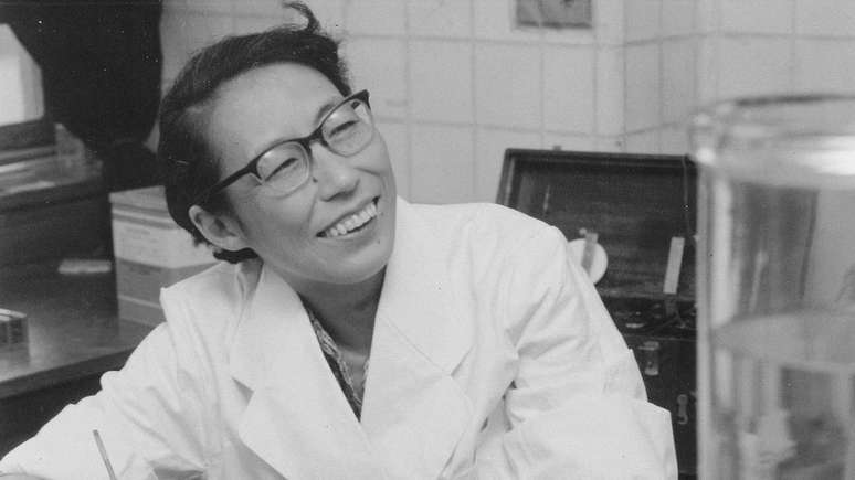 Utako Okamoto no seu laboratório em 1961