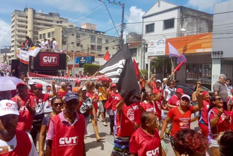 Dia do Trabalho tem manifesta&ccedil;&atilde;o no Recife