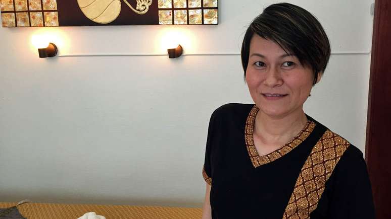 A tailandesa Krongrak Jokladal é dona de seu salão de massagem