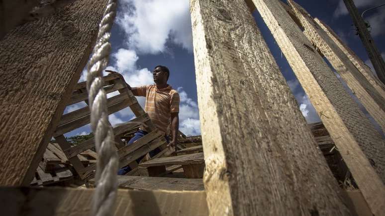 O pernambucano Carlos Andr&eacute; dos Santos aprendeu a sobreviver do lixo e criou cooperativa que ajuda centenas de pessoas