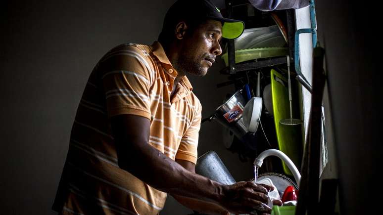 Carlos Andr&eacute; foi v&iacute;tima de viol&ecirc;ncia em casa na inf&acirc;ncia e era visto como o 'catador de lixo' na escola