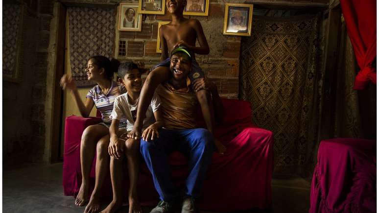 Criador de cooperativa cria os tr&ecirc;s filhos - A&eacute;cio, Herik e Emmily - com recursos oriundos do lixo e da reciclagem