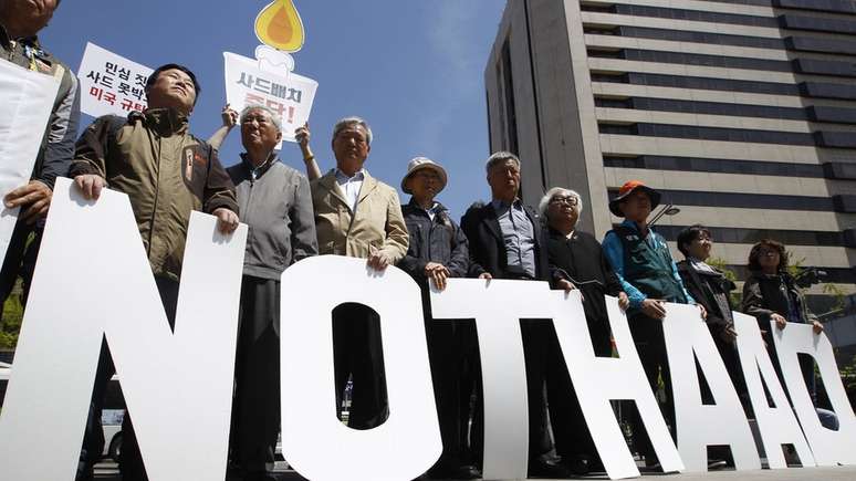 Alguns sul-coreanos protestaram contra o sistema antimísseis Thaad, mobilizado pelos EUA na fronteira
