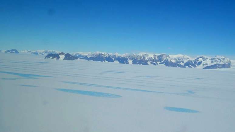 Sobre a superfície da plataforma gelada Larsen C, são observadas lagoas de água derretida
