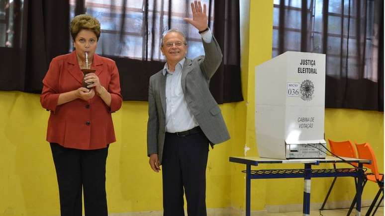 Tarso com ex-presidente Dilma Rousseff na eleição de 2014, quando foi derrotado ao tentar a reeleição no RS