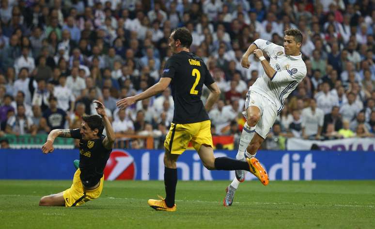 Cristiano Ronaldo chuta para marcar seu segundo gol