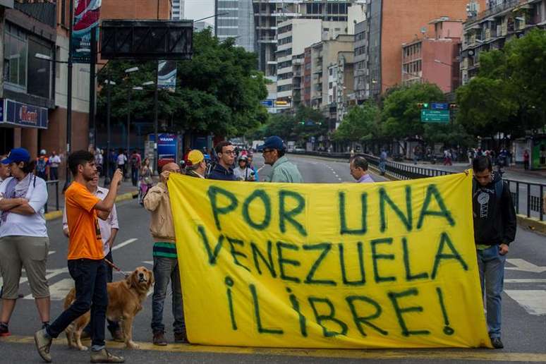 Opositores de Nicolás Maduro fecham via durante protesto após convocação de Assembleia Constituinte