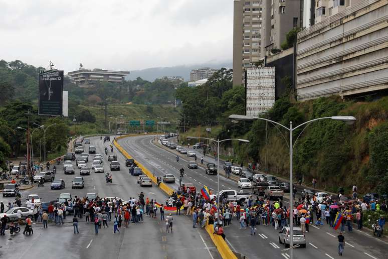 Opositores de Nicolás Maduro fecham via durante protesto após convocação de Assembleia Constituinte