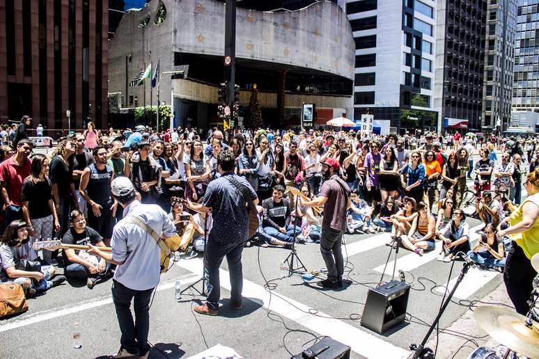 Zimbra toca na avenida Paulista