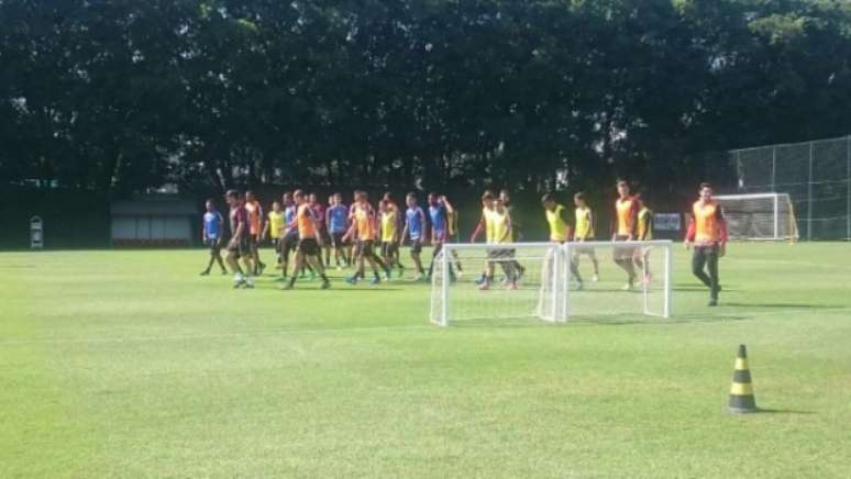 Rogério explica treino e é seguido pelos jogadores