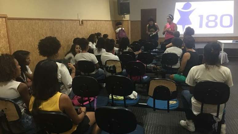 Nas oficinas, meninas aprendem o que &eacute; viol&ecirc;ncia dom&eacute;stica e as ferramentas de prote&ccedil;&atilde;o da Lei Maria da Penha