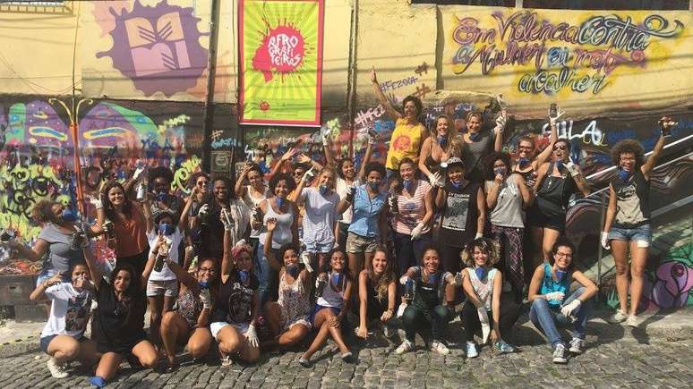 Meninas aprendem grafite e fazem desenhos de conscientiza&ccedil;&atilde;o sobre o tema da viol&ecirc;ncia contra a mulher nas oficinas promovidas pela Rede Nami